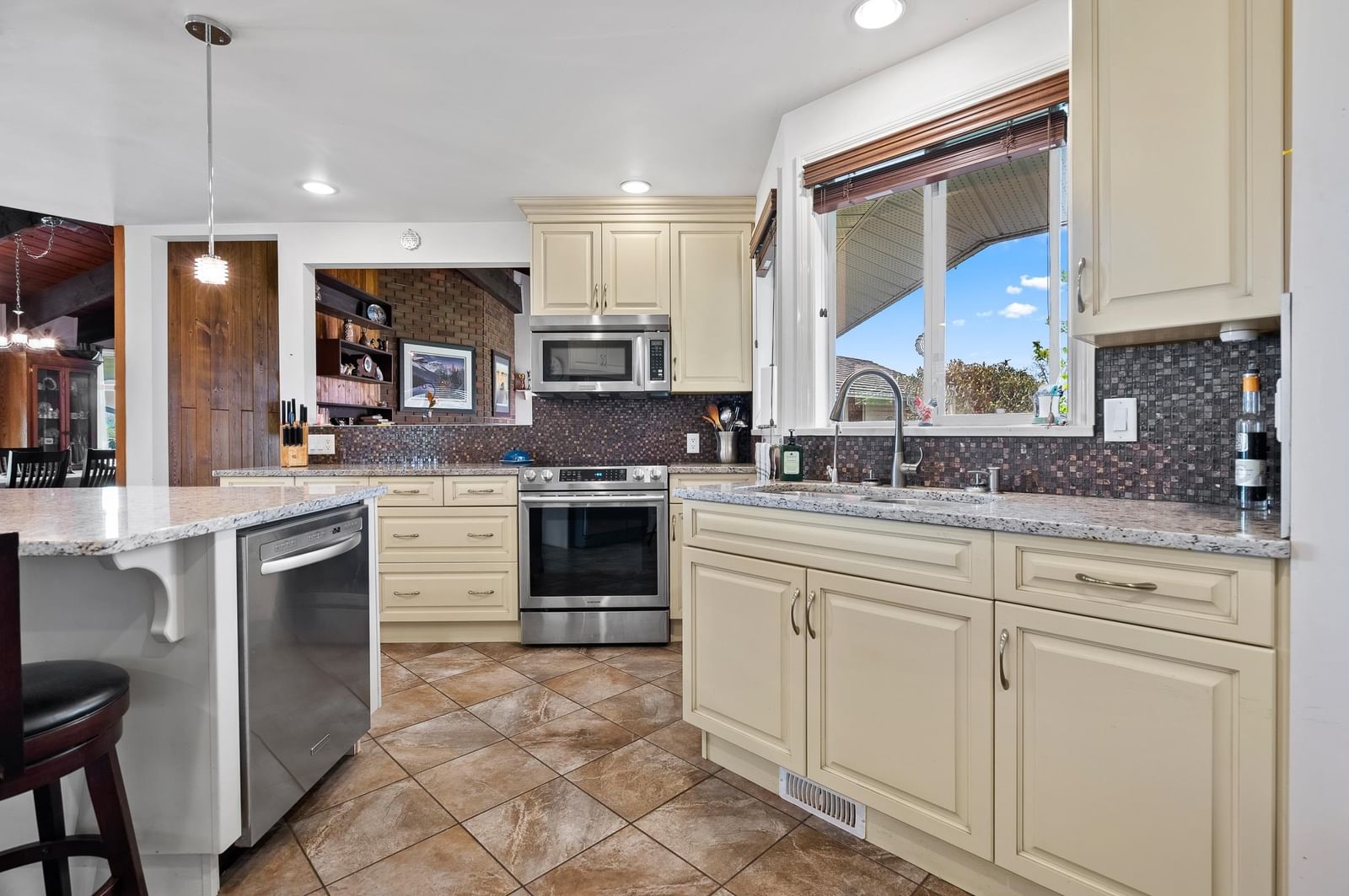 Listing Image 19