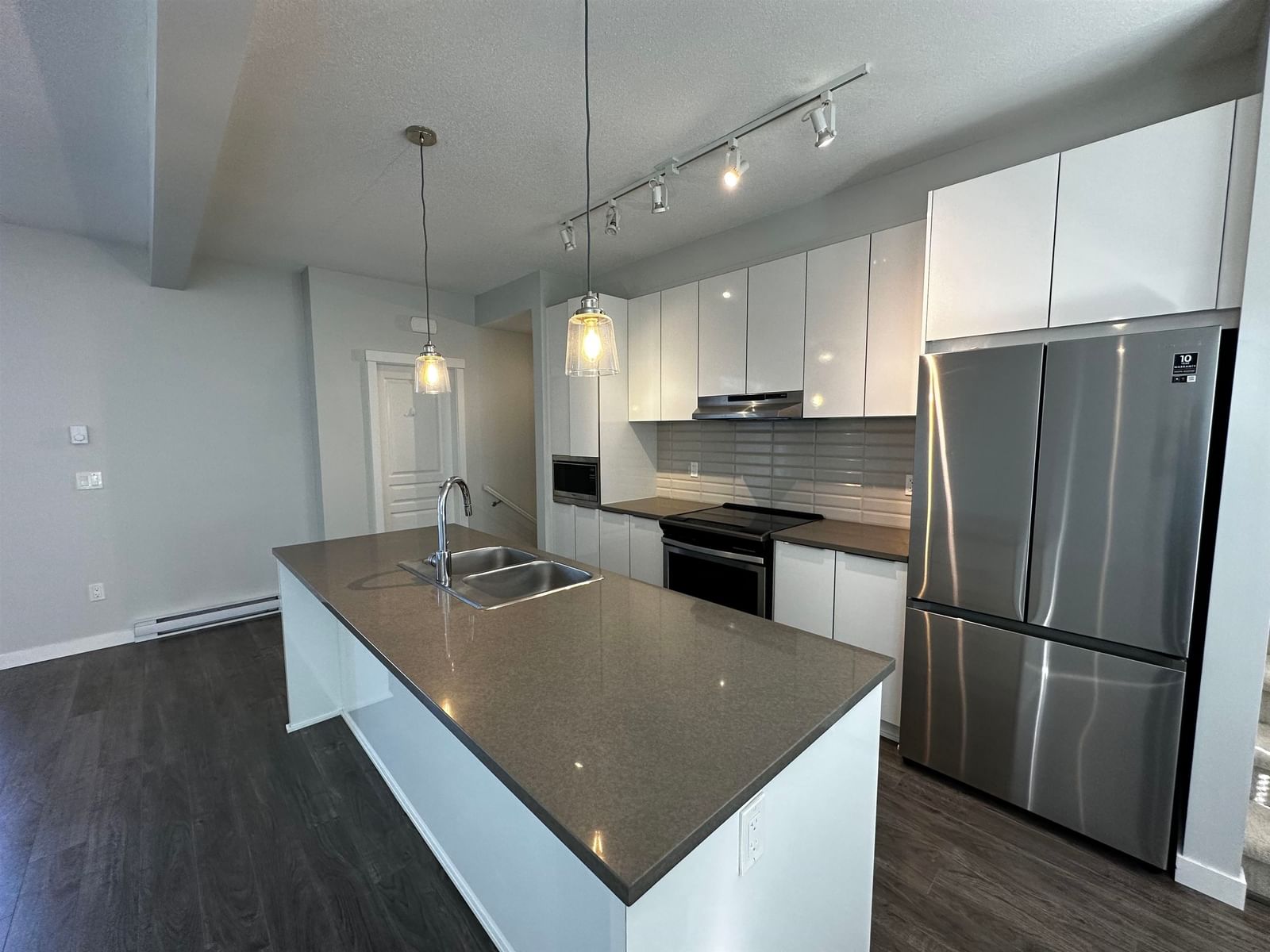 Listing Image 10