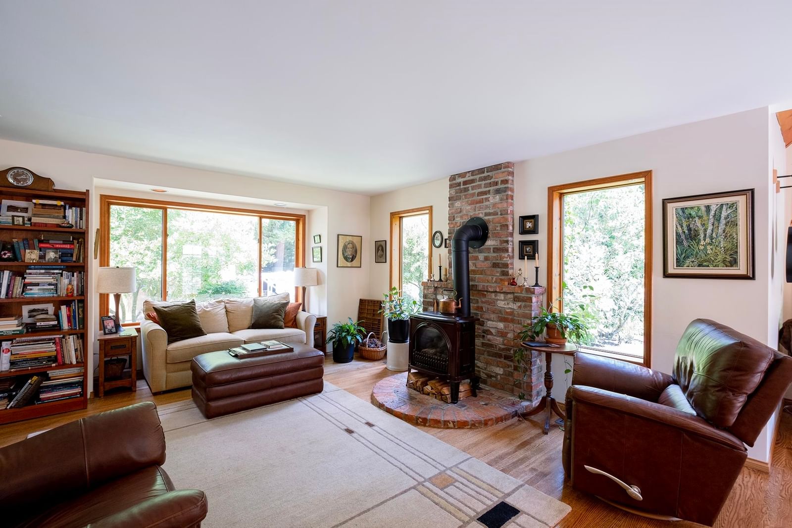 Listing Image 4