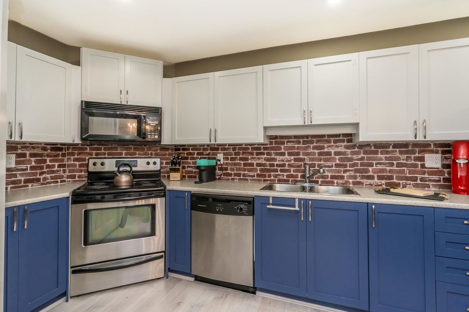 Listing Image 9