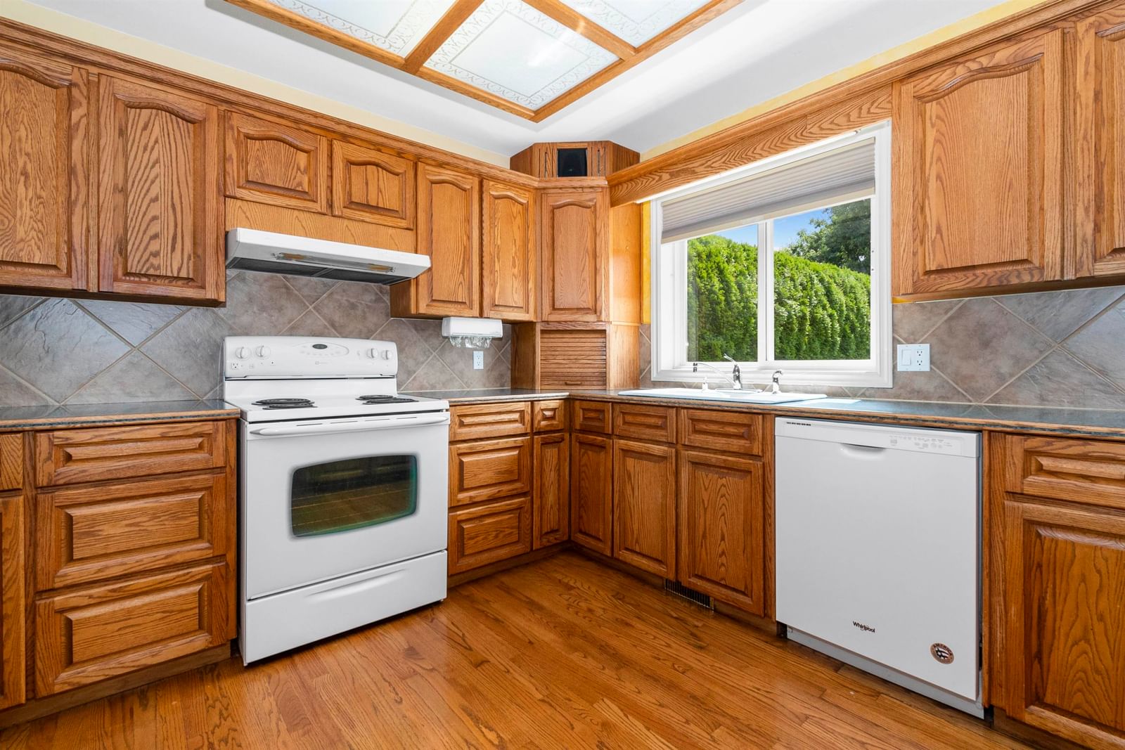 Listing Image 19