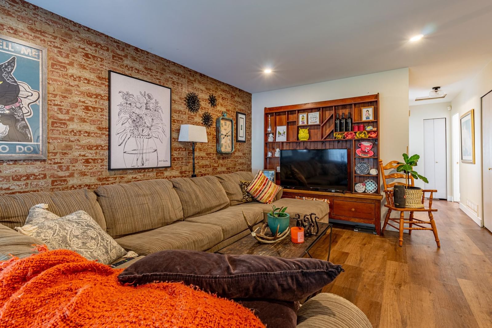 Listing Image 12
