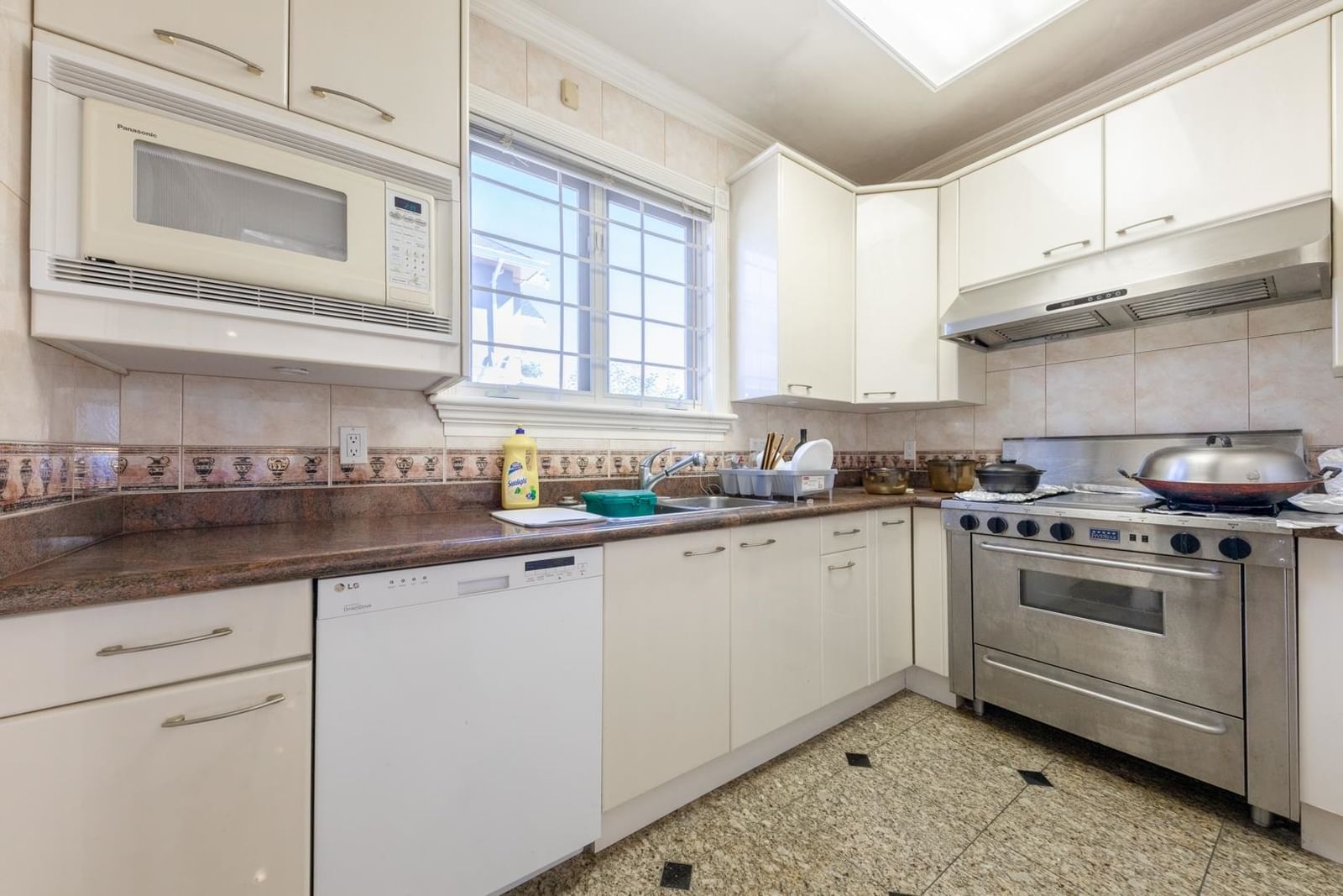 Listing Image 11