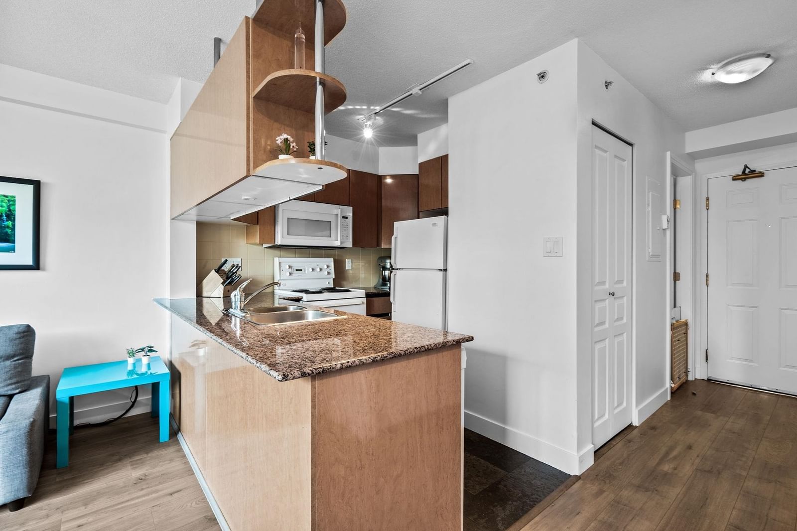 Listing Image 4