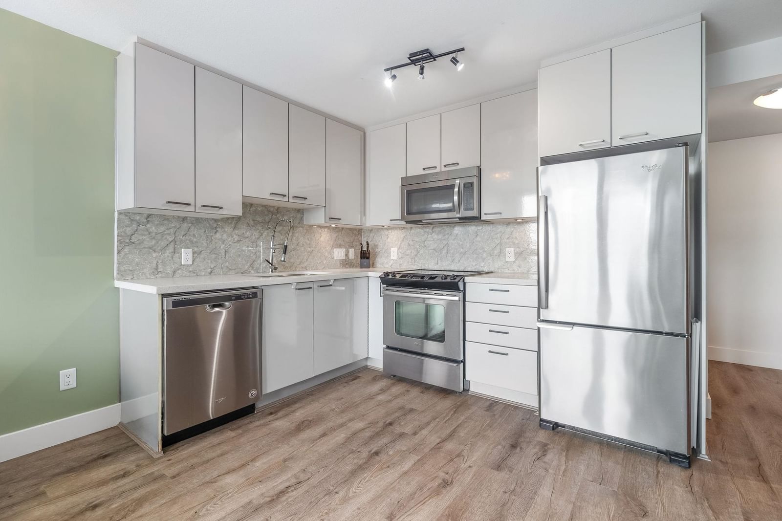 Listing Image 10