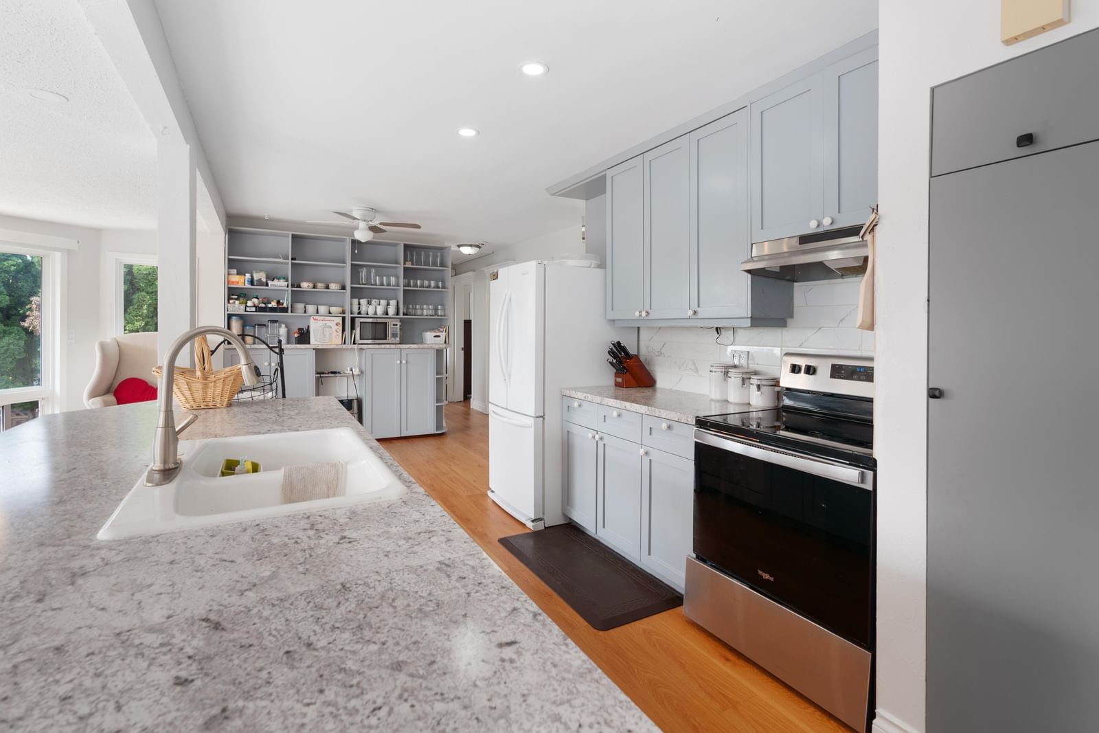 Listing Image 11