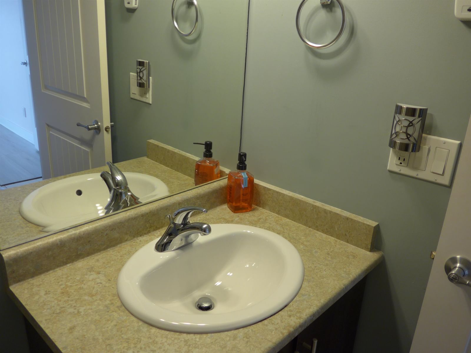 Listing Image 10