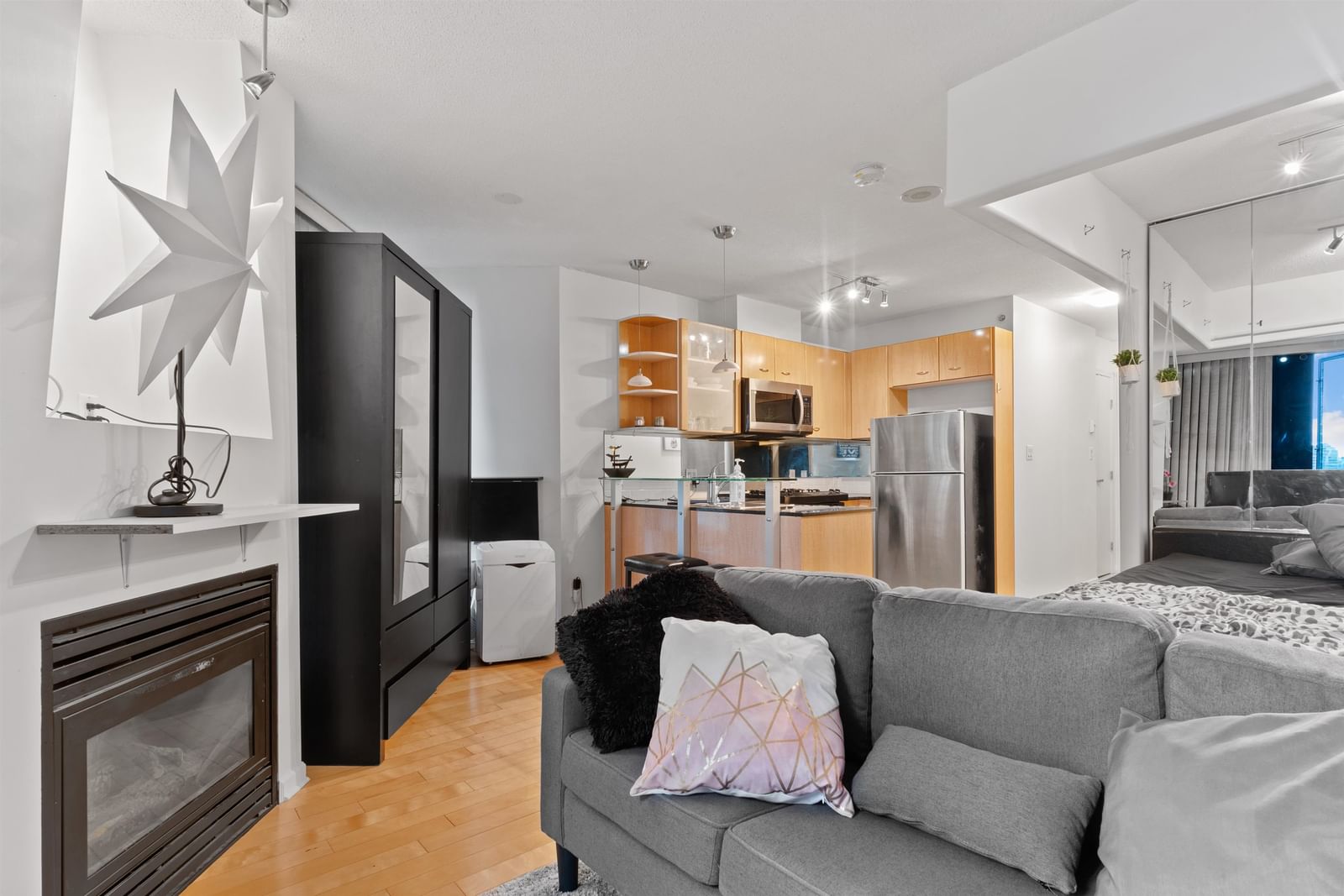 Listing Image 1