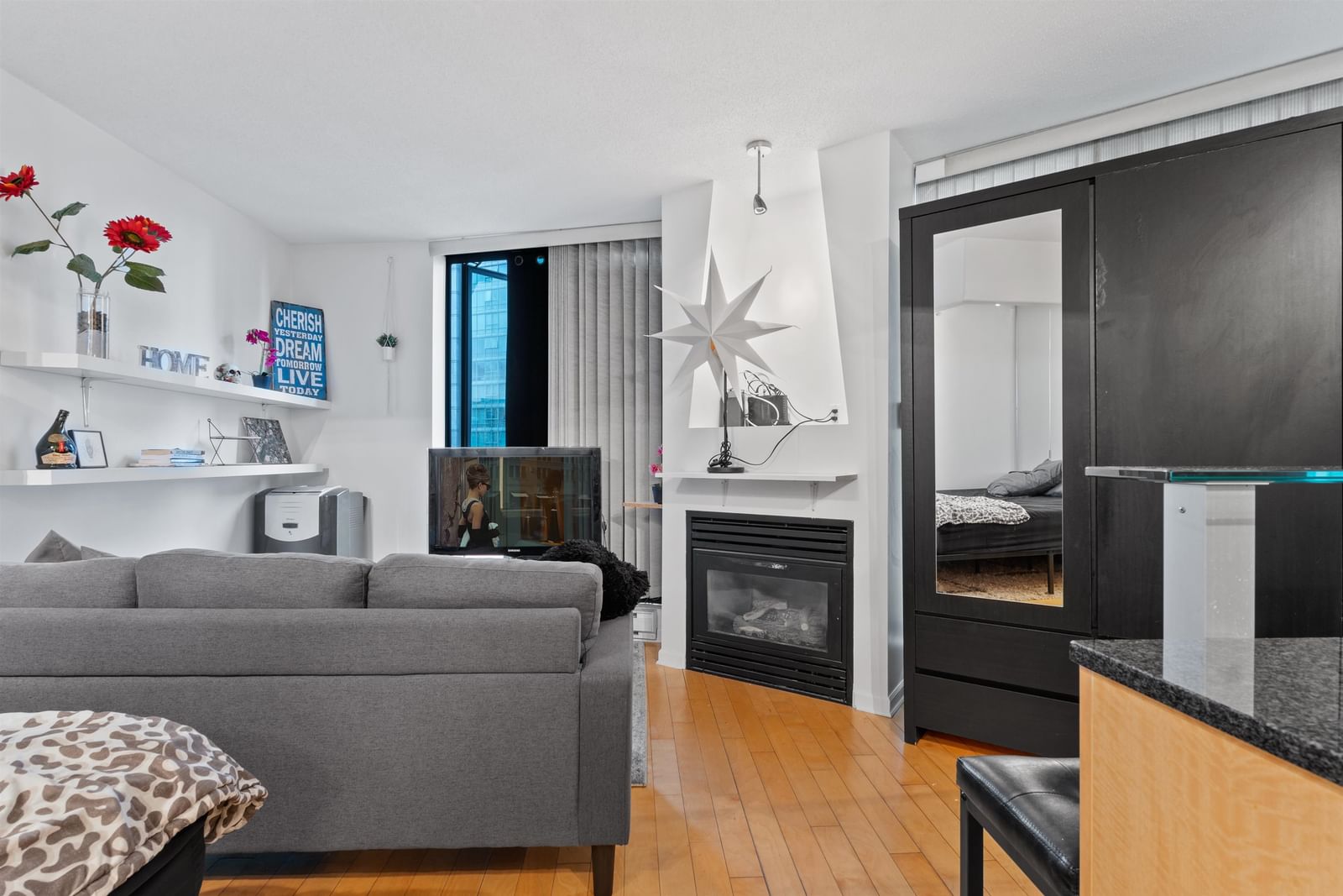 Listing Image 5