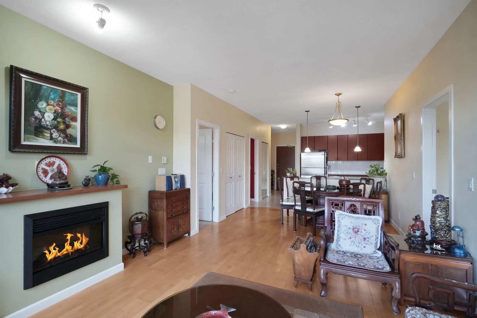 Listing Image 4