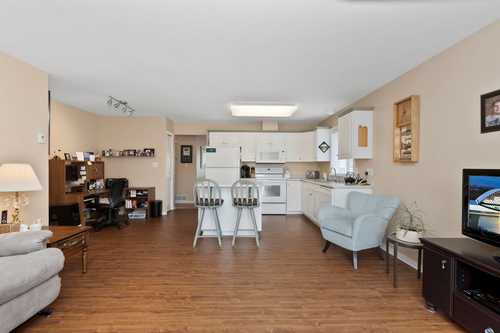 Listing Image 16