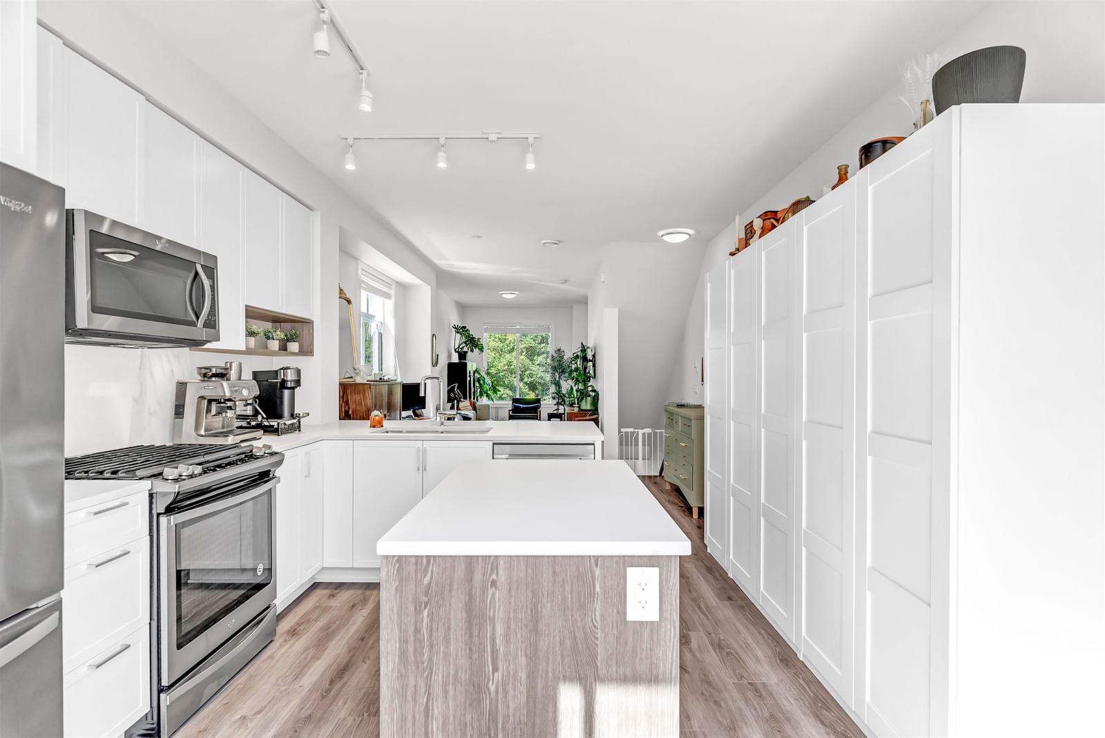 Listing Image 11