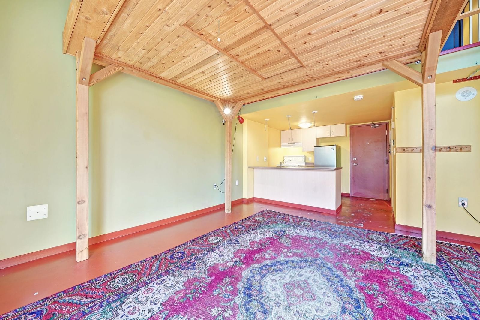 Listing Image 4
