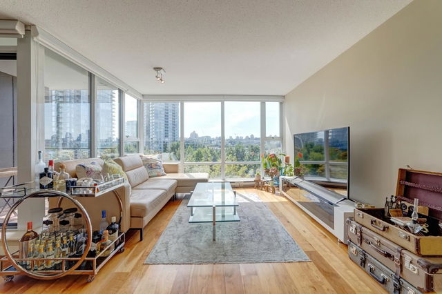 605 - 583 Beach Crescent