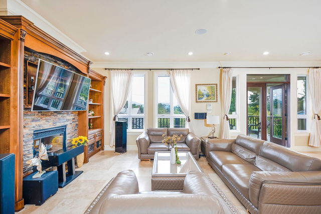 4253 Price Crescent