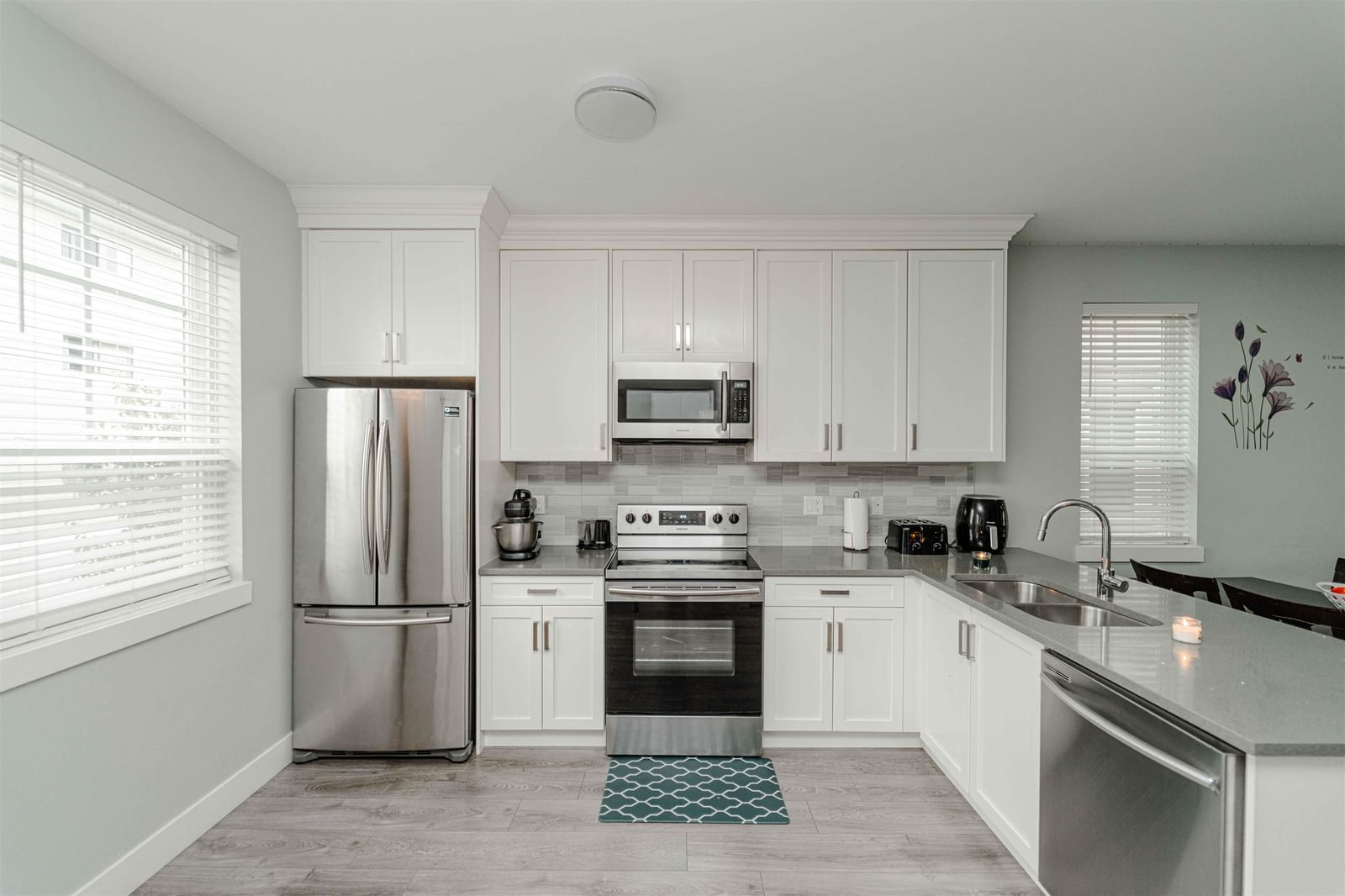 Listing Image 4