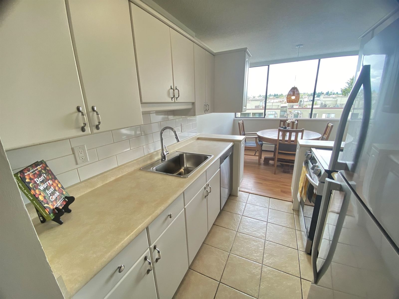 Listing Image 4