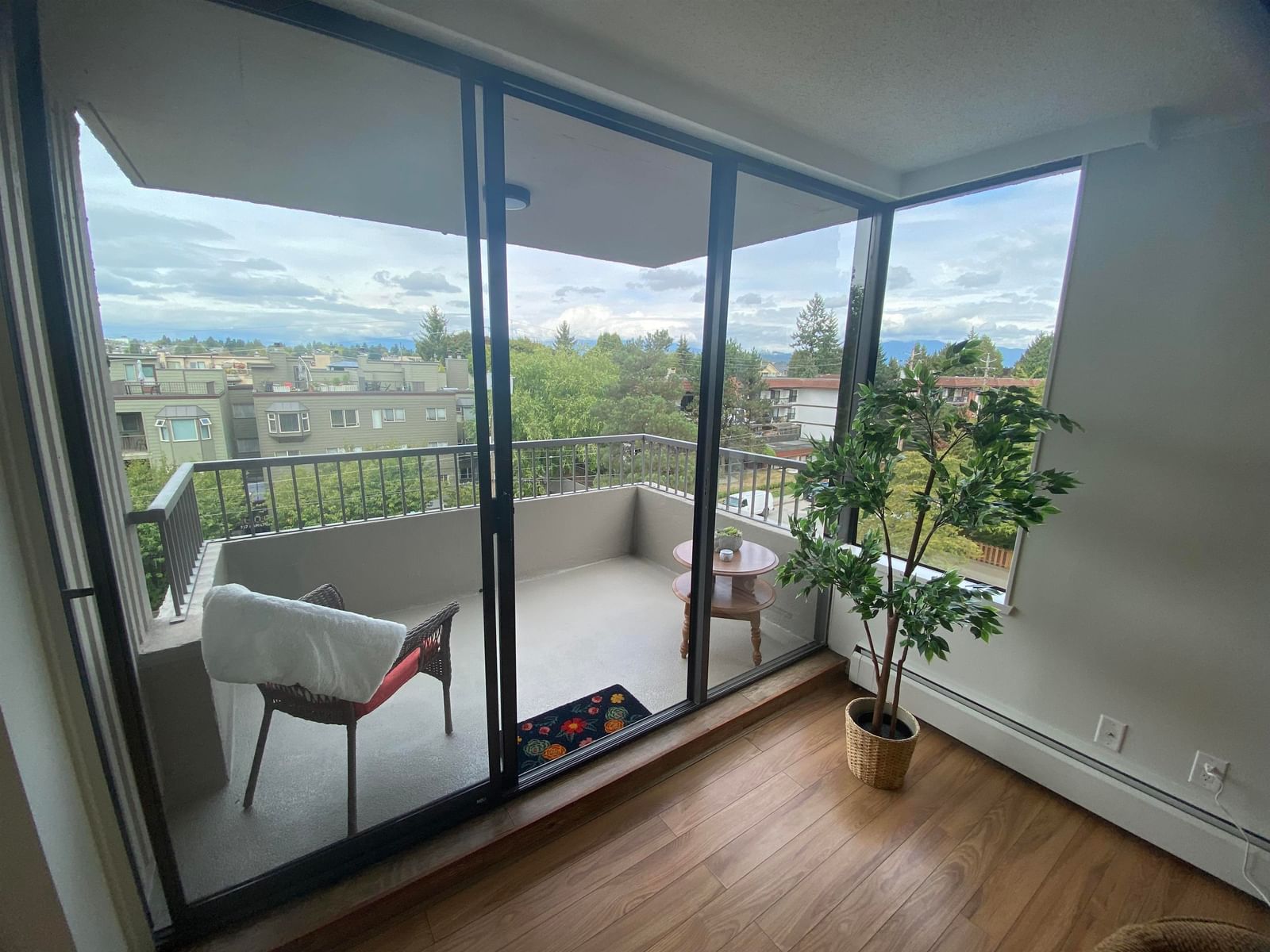Listing Image 9