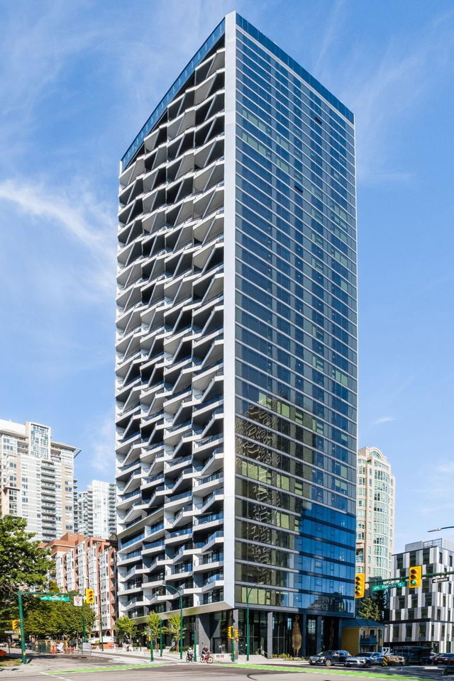 301 - 889 Pacific Street