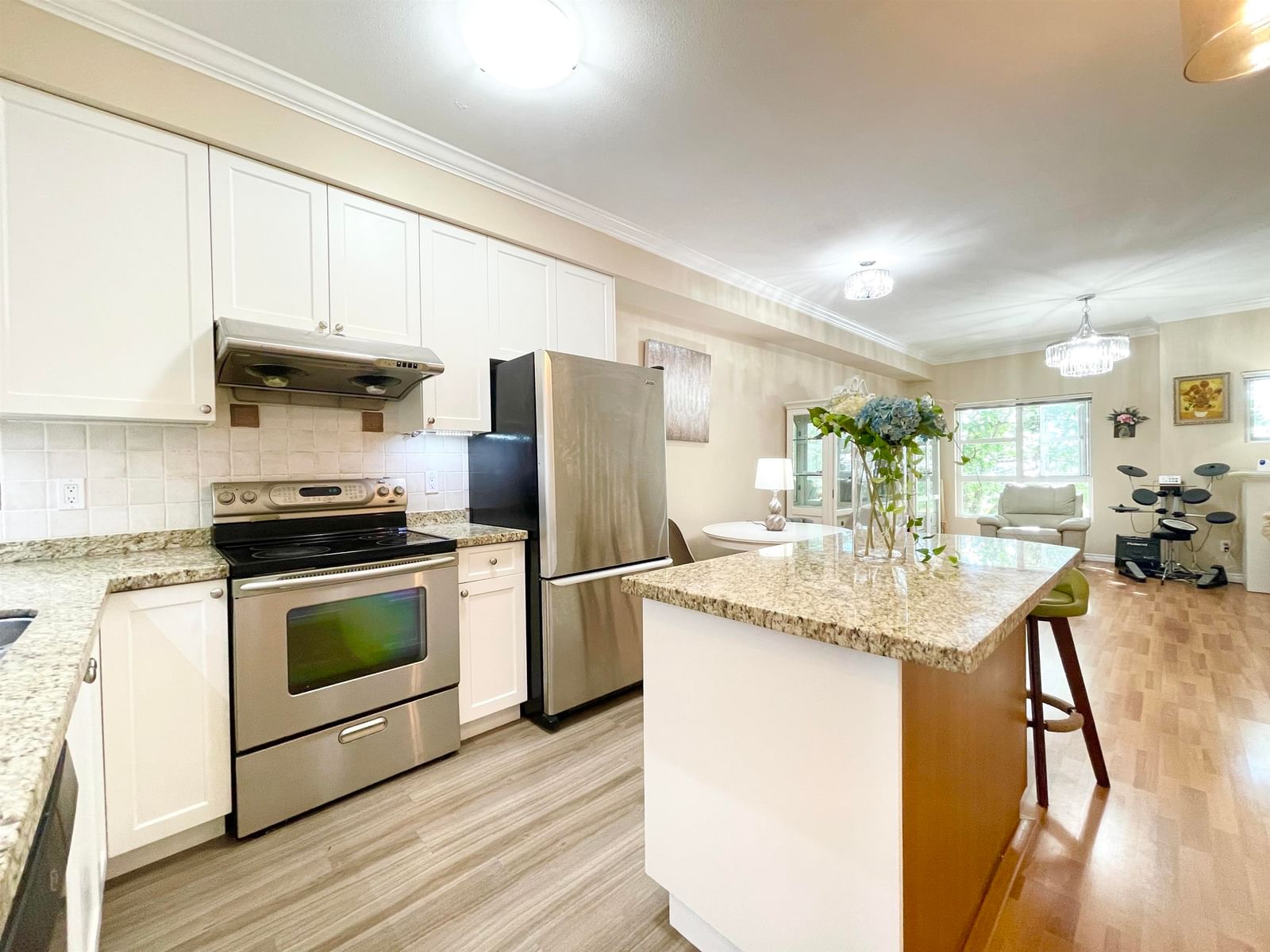 Listing Image 10