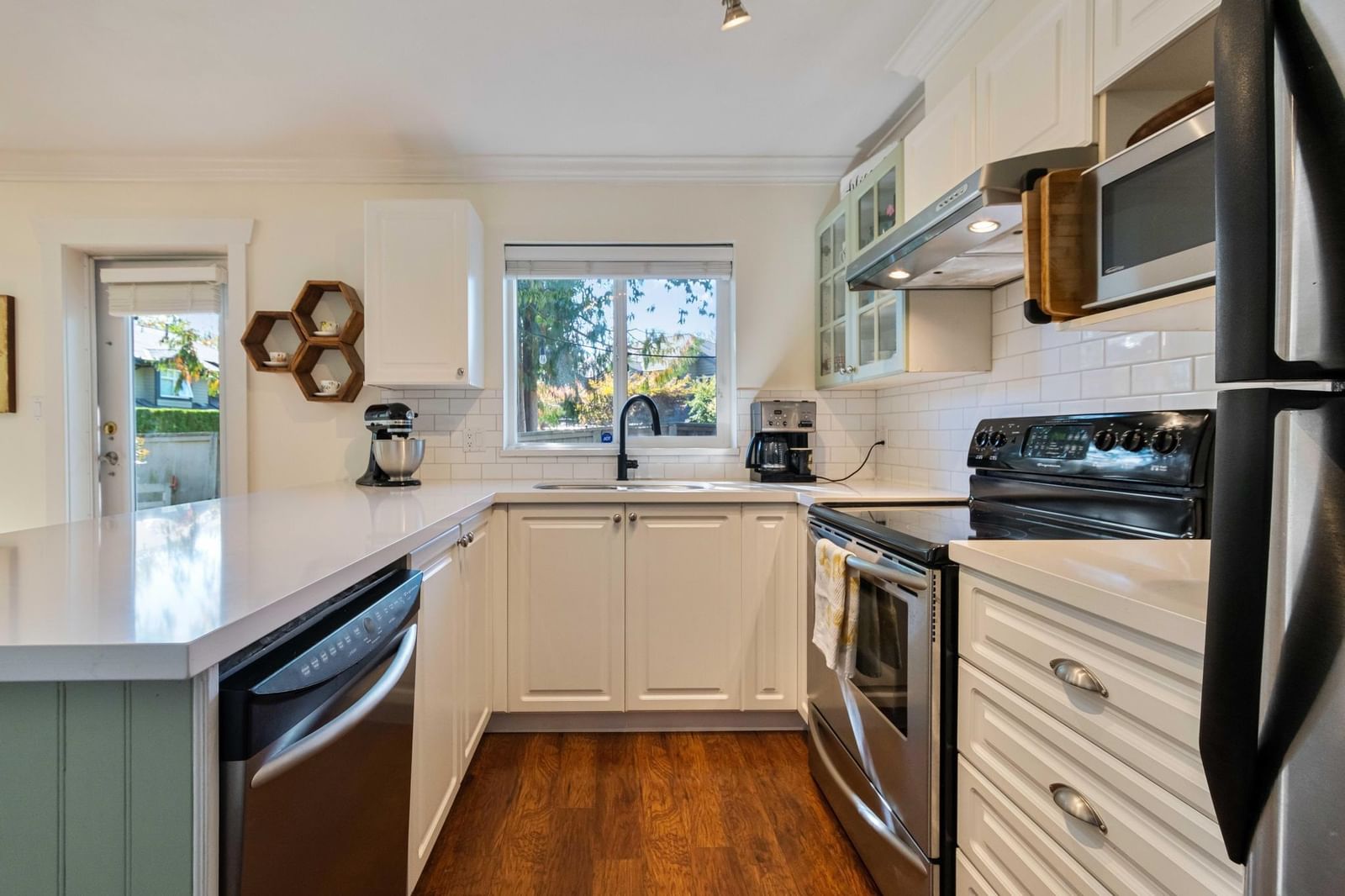 Listing Image 10