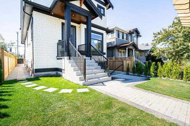 2624 Dundas Street
