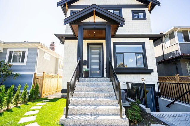 2624 Dundas Street