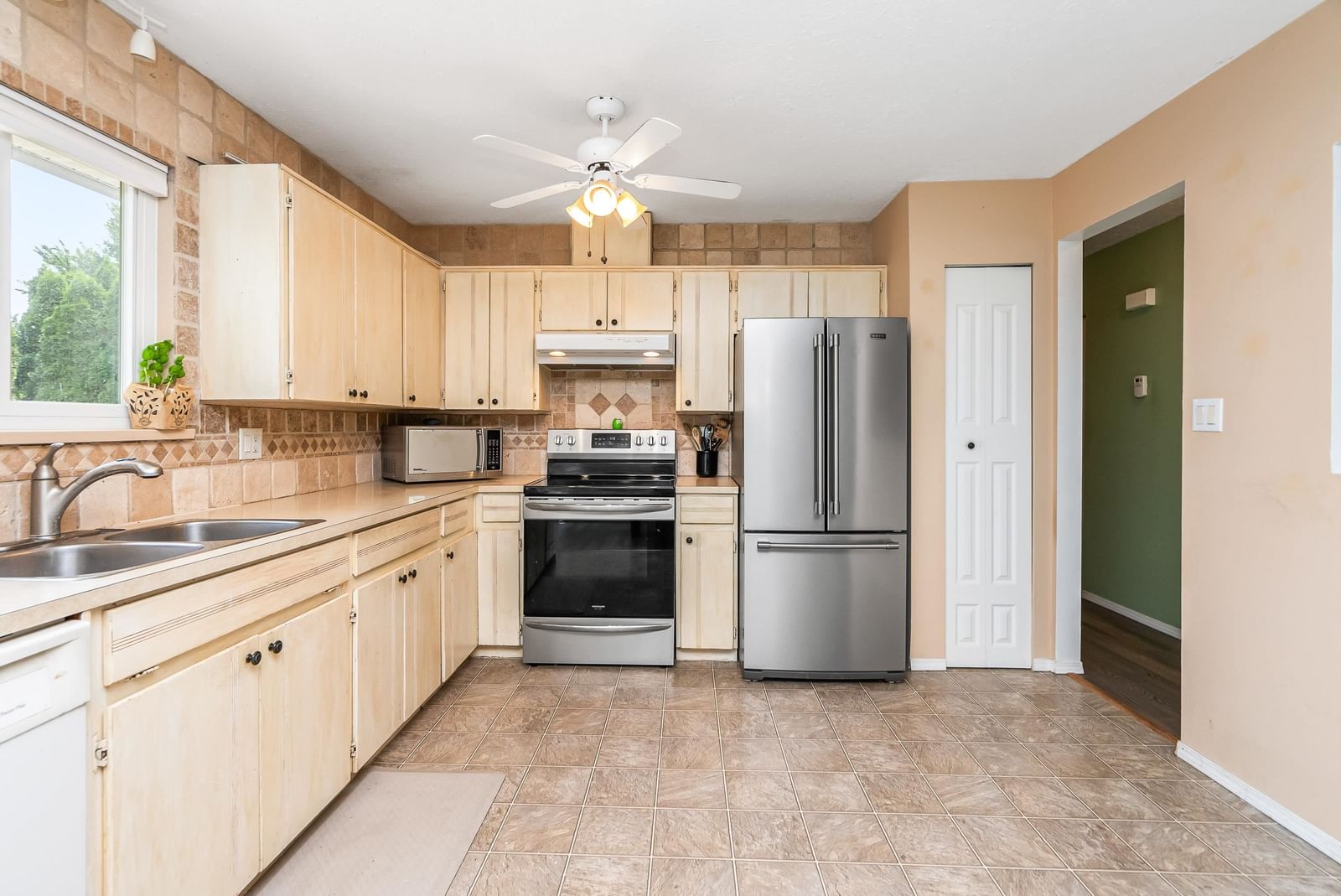 Listing Image 12