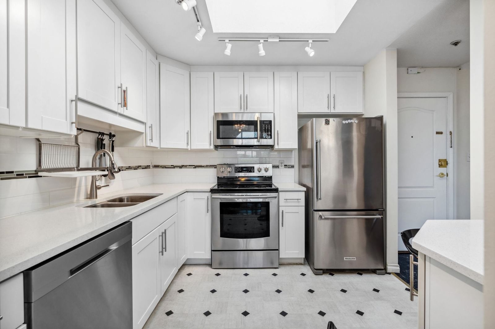 Listing Image 10