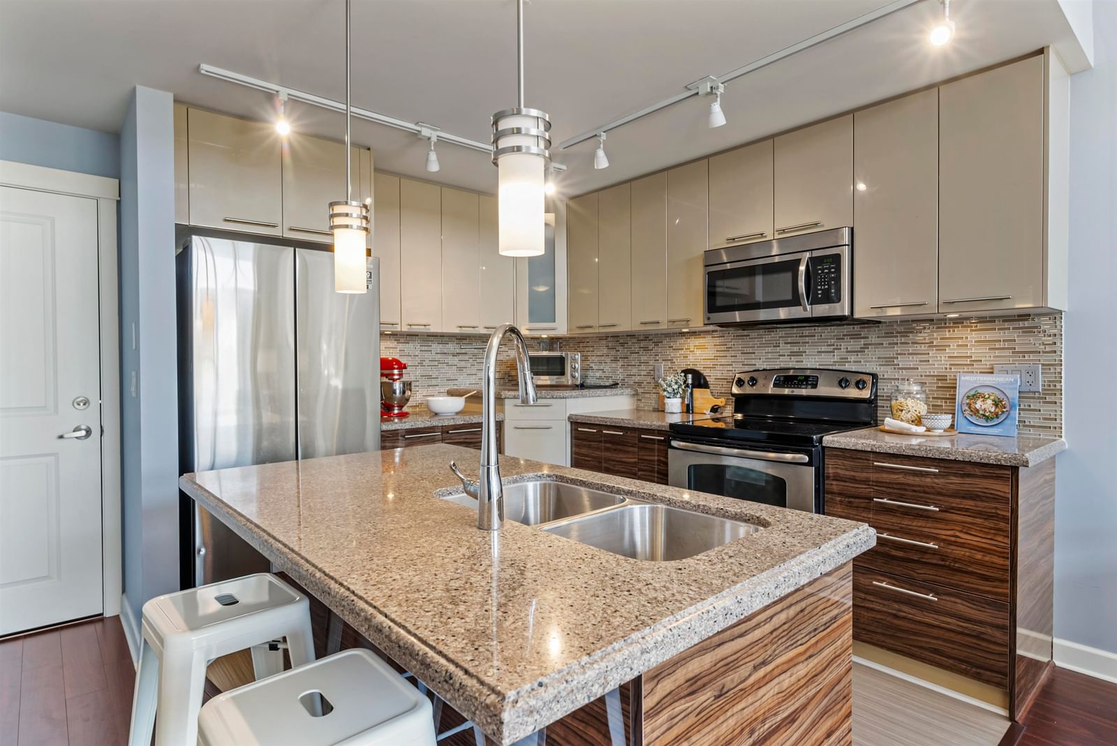 Listing Image 11