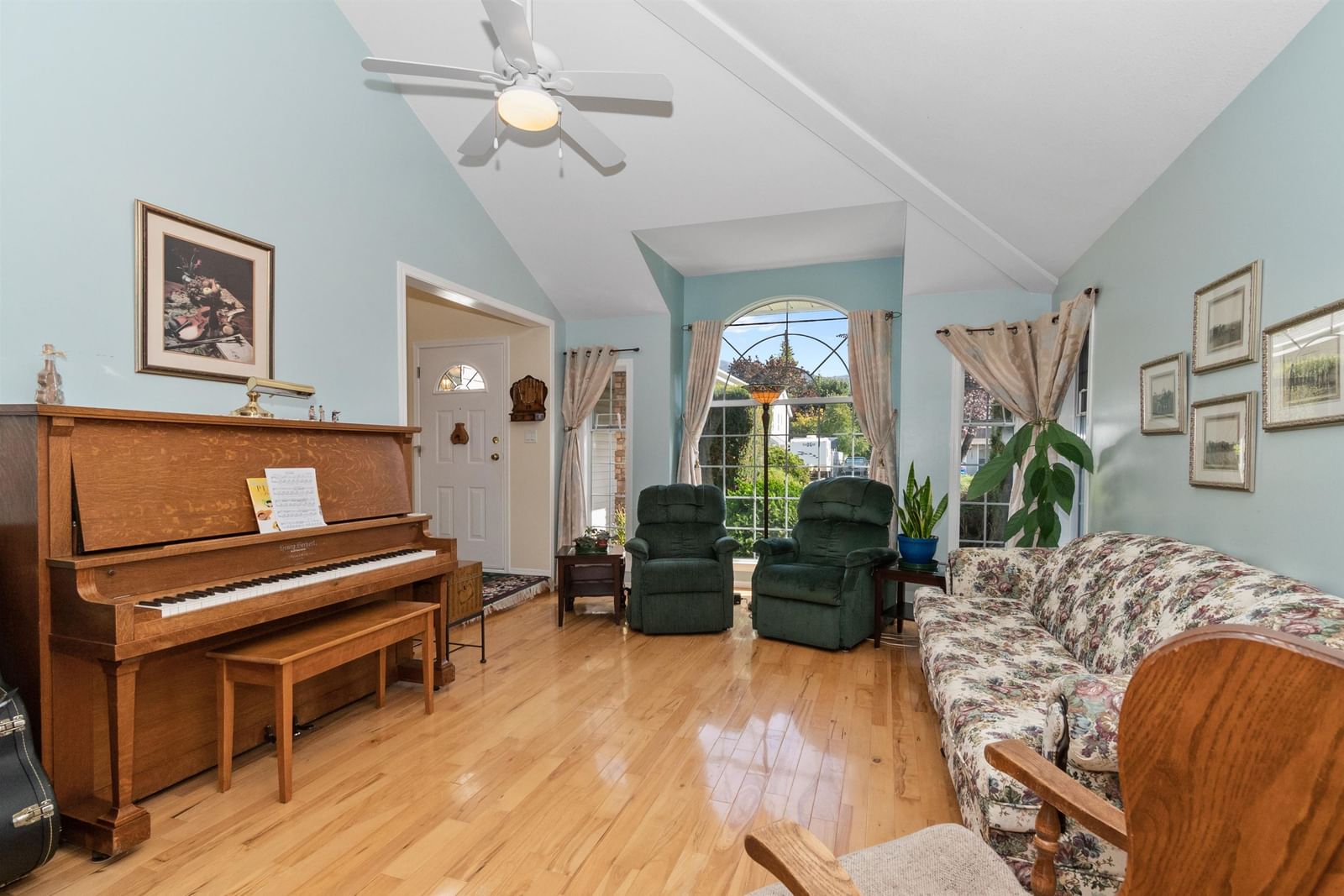 Listing Image 4