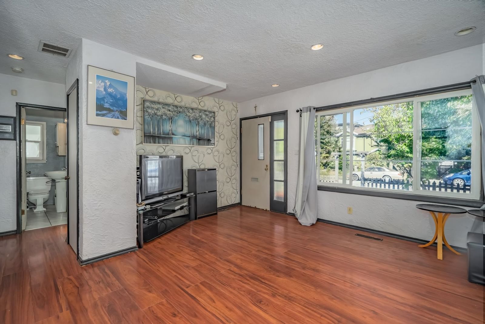 Listing Image 4