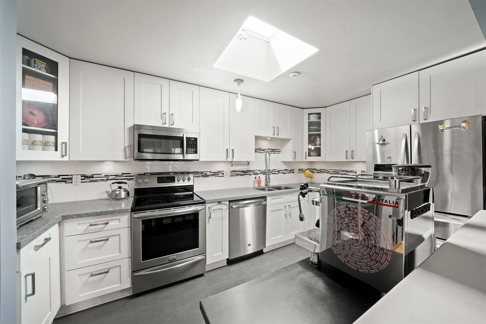 Listing Image 8