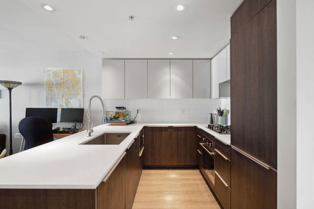 323 - 1588 Hastings Street