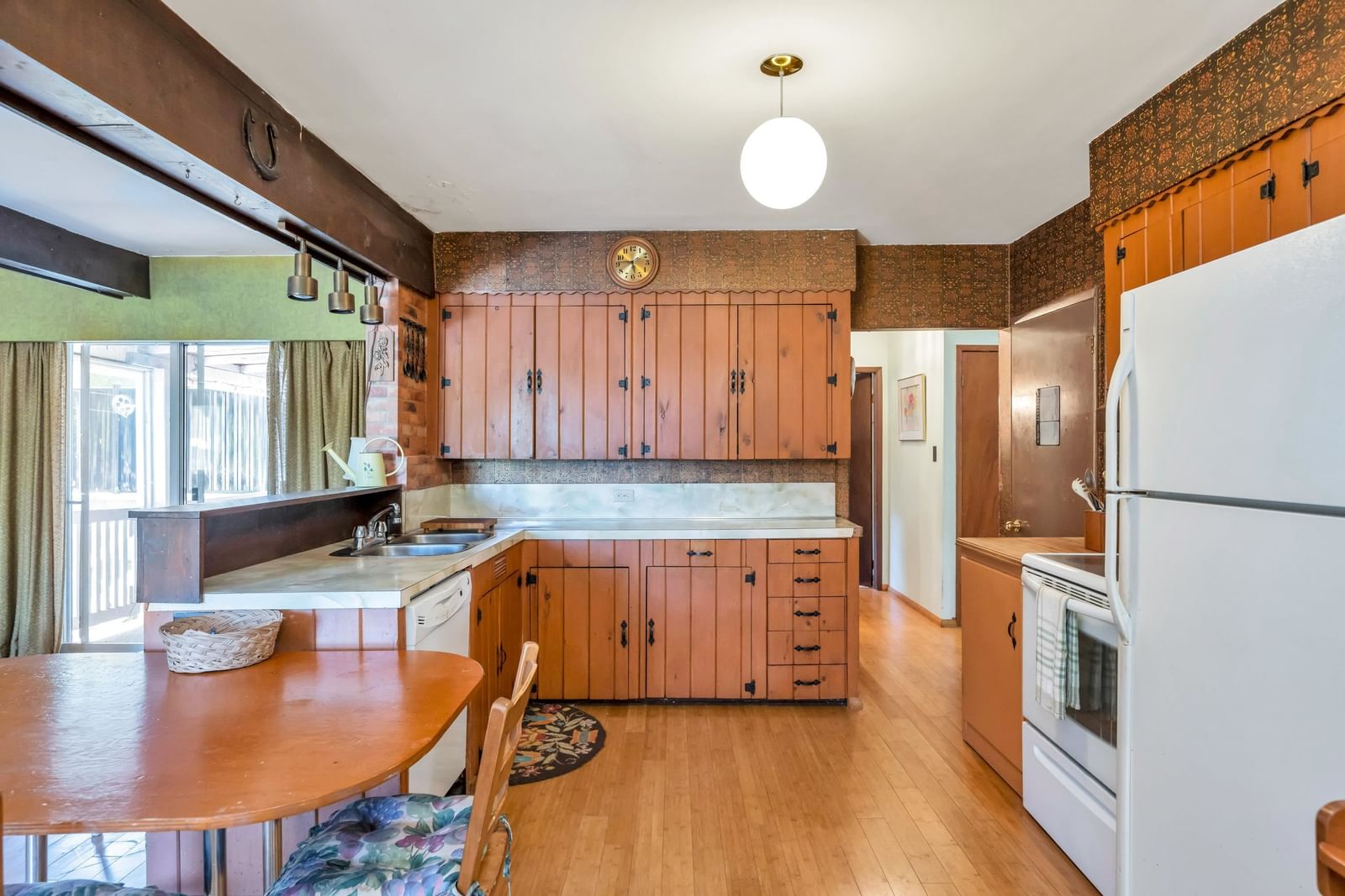 Listing Image 5
