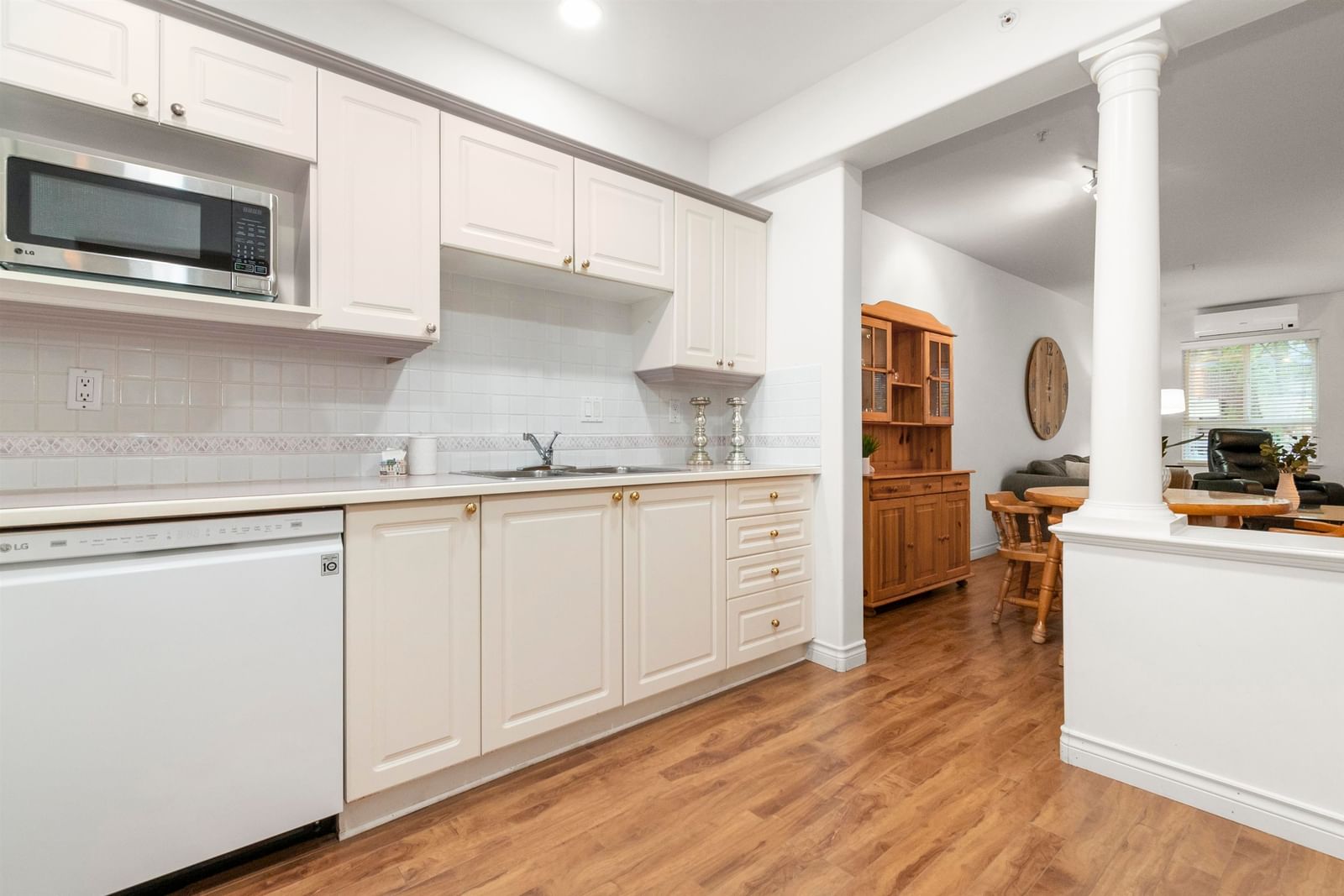 Listing Image 9