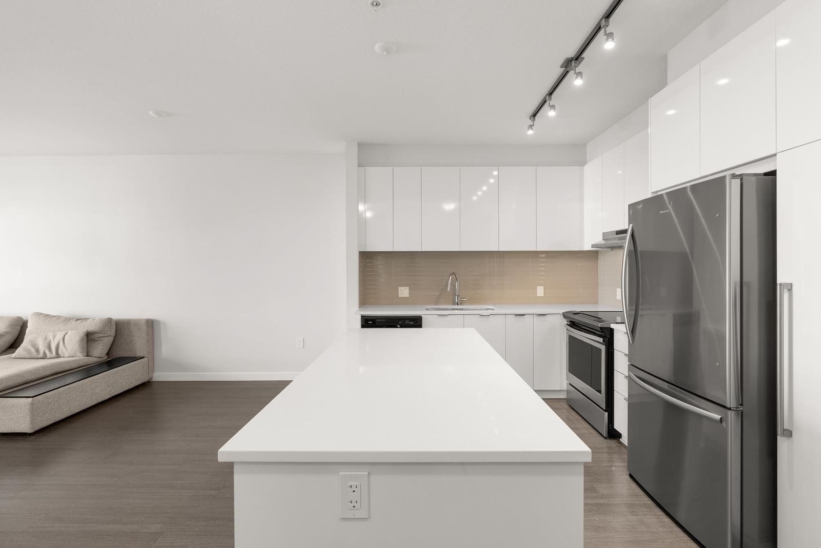 Listing Image 8