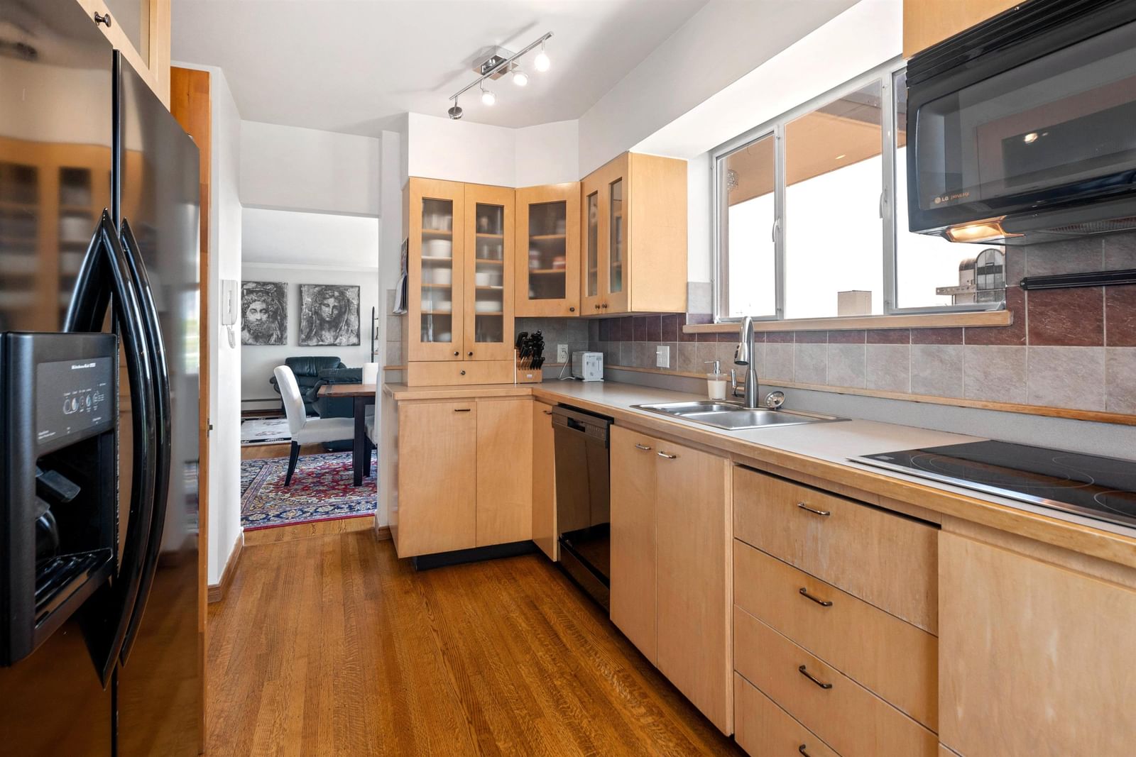 Listing Image 8