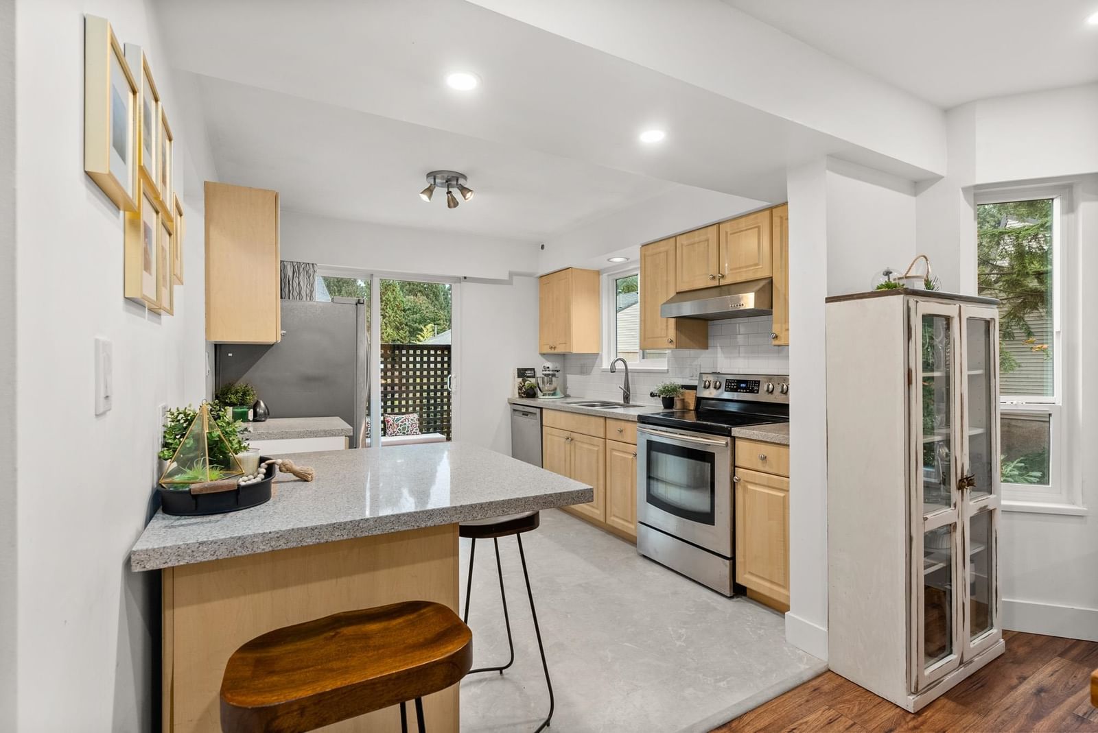 Listing Image 10