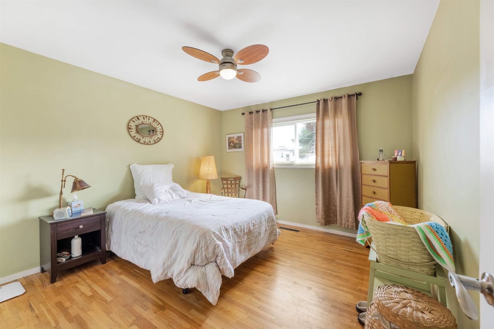 Listing Image 11