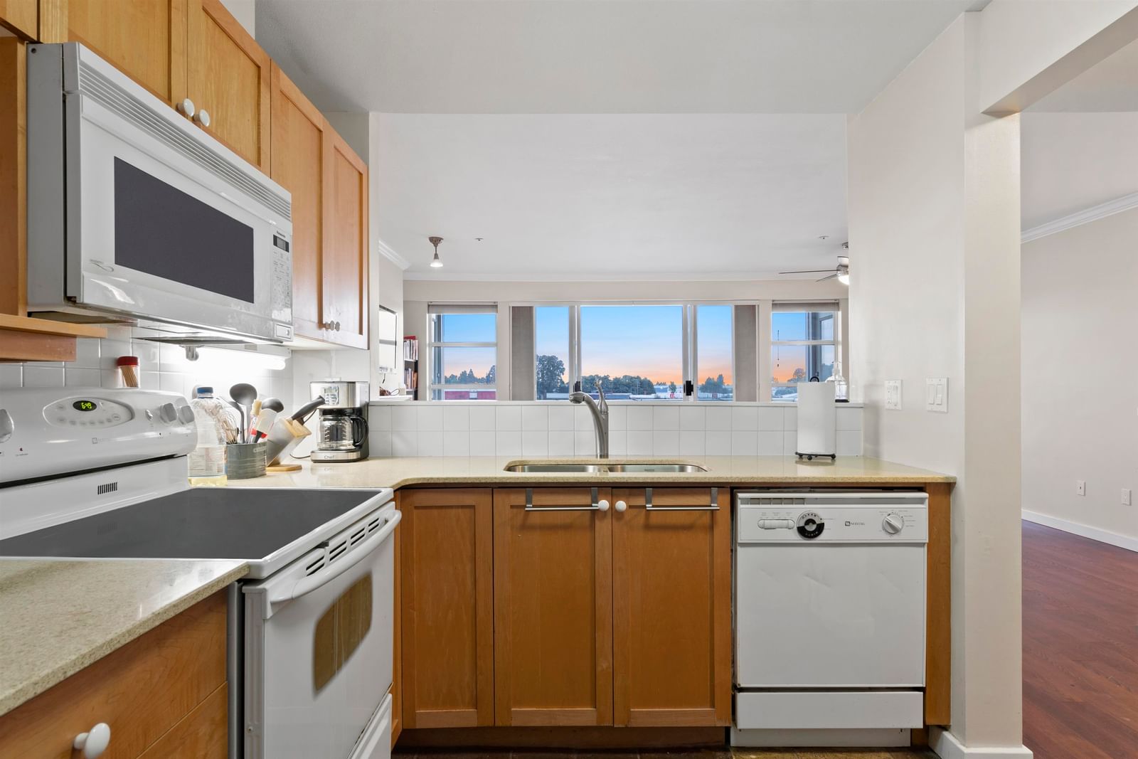 Listing Image 9