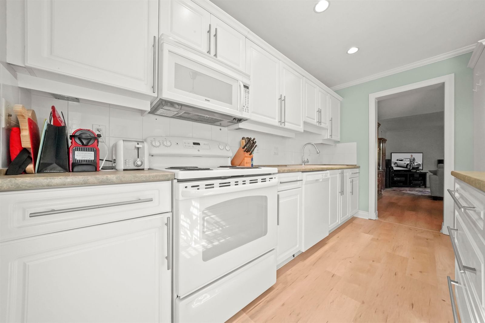 Listing Image 4
