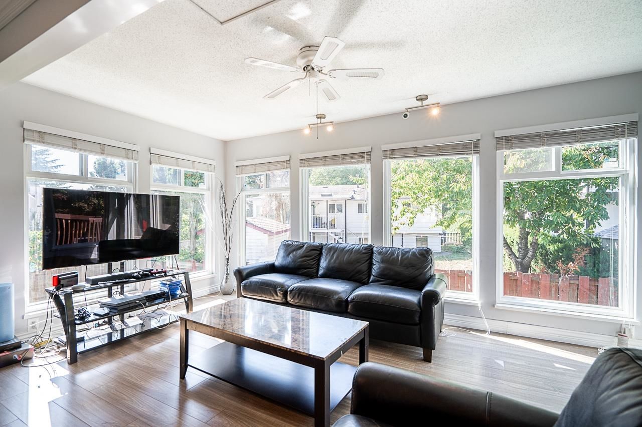 Listing Image 11