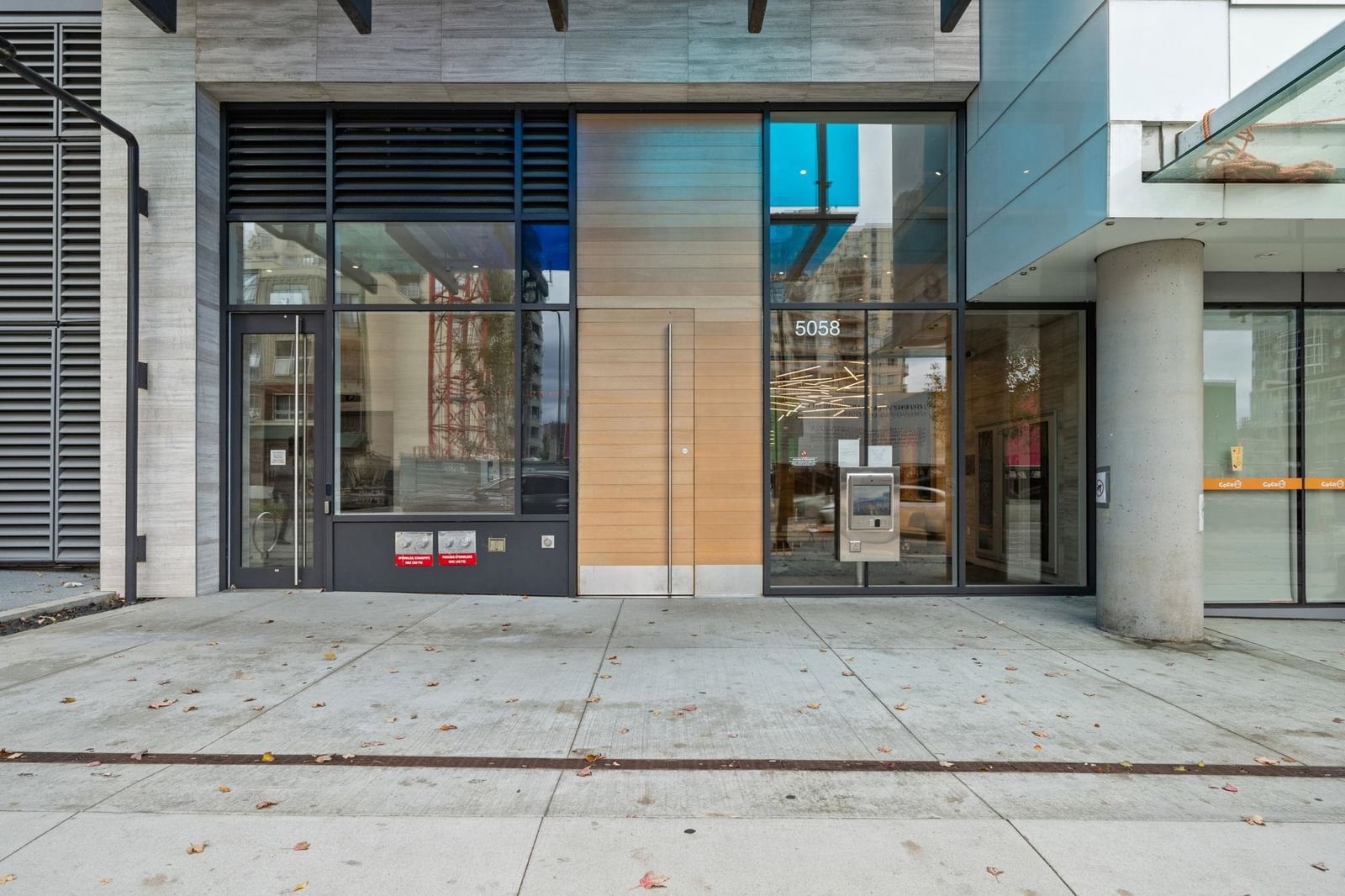 Listing Image 4