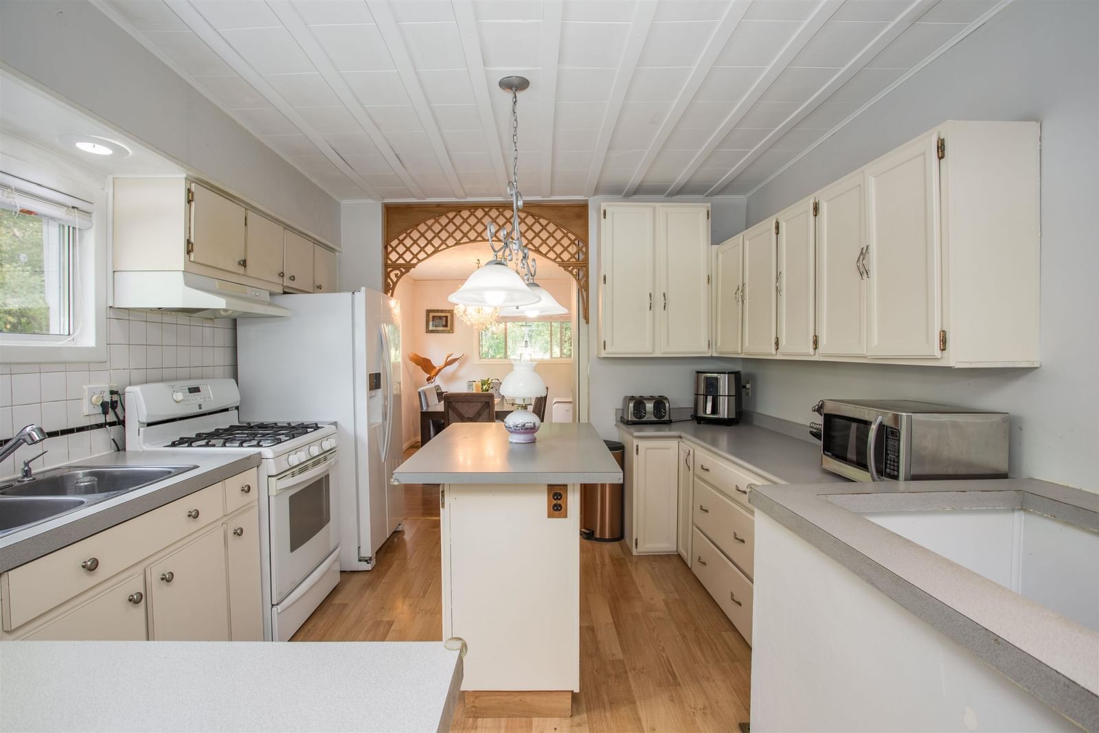 Listing Image 4