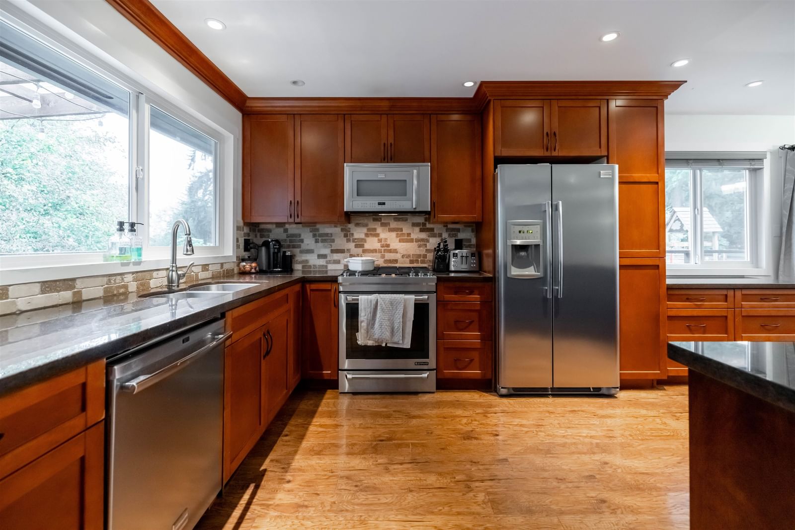 Listing Image 12