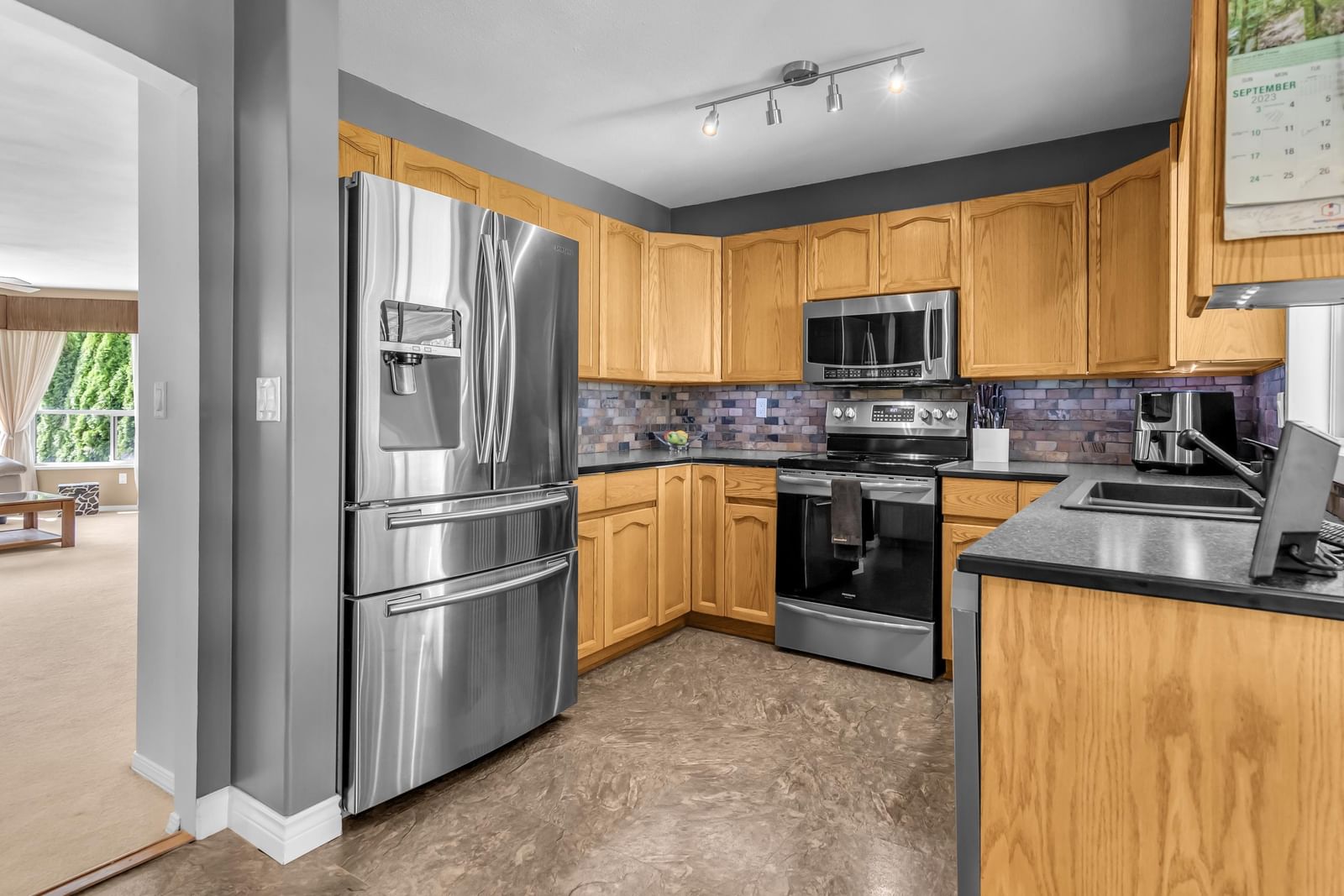 Listing Image 4