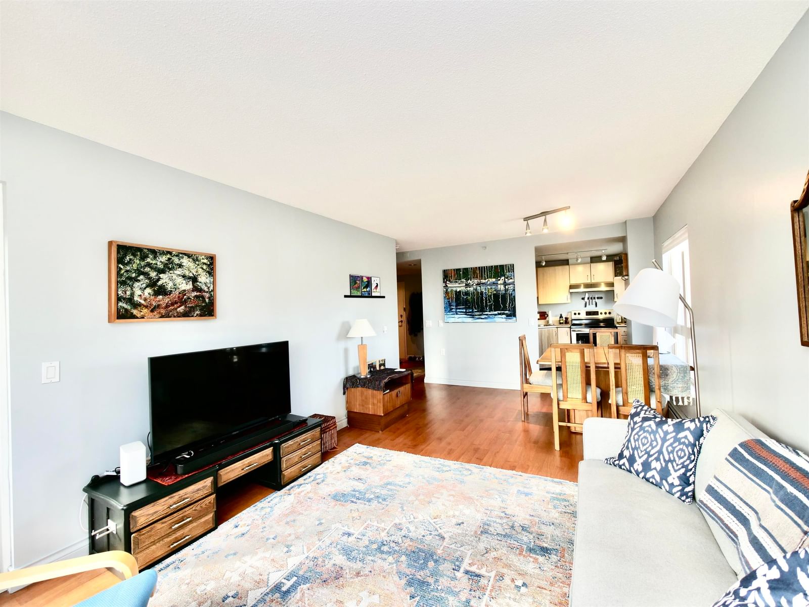 Listing Image 4