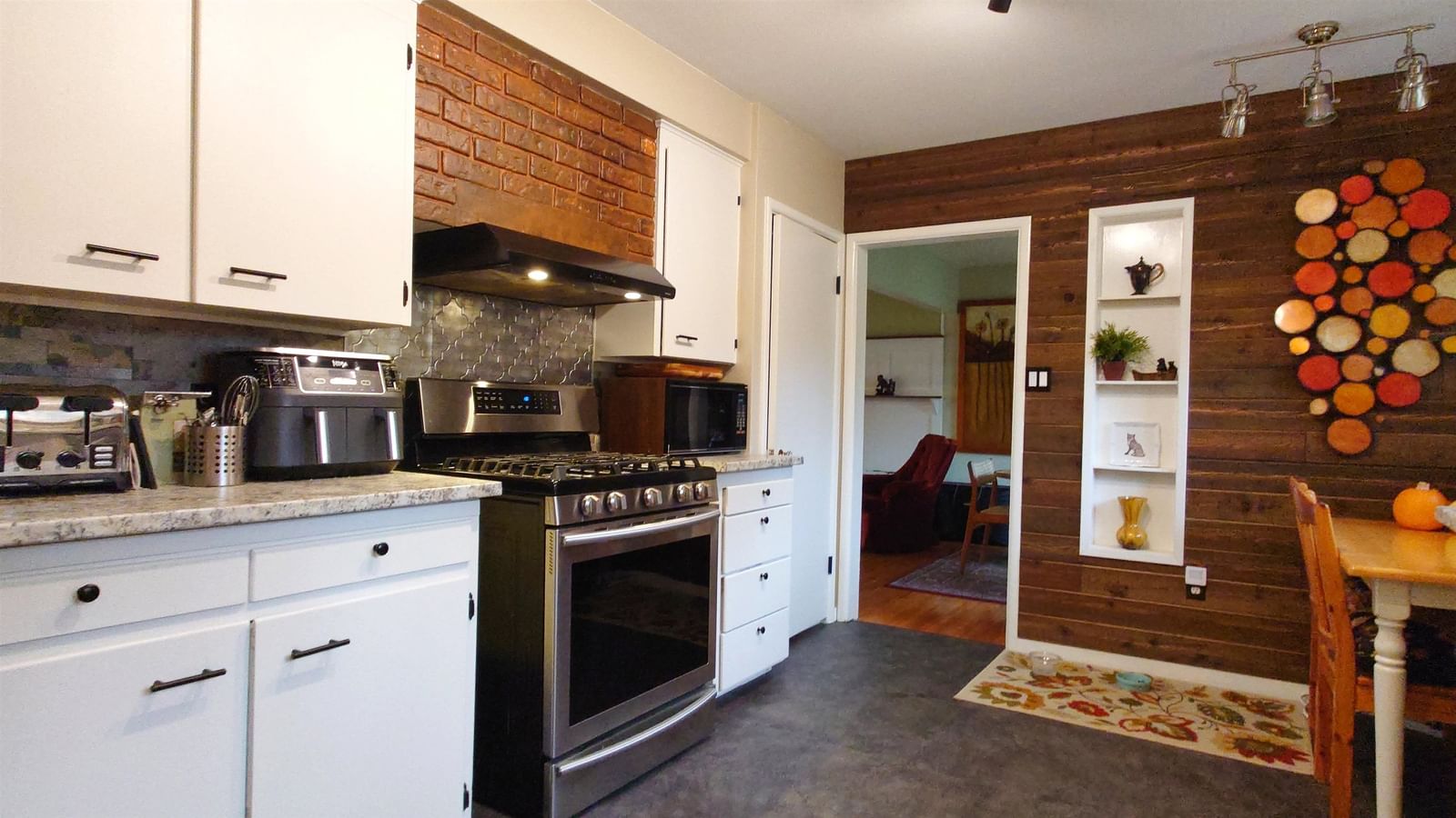 Listing Image 11
