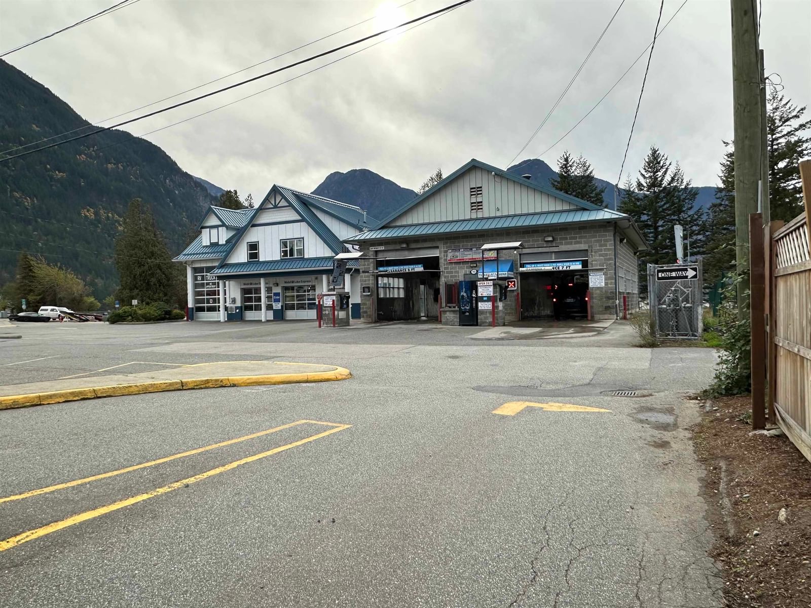 Listing Image 4